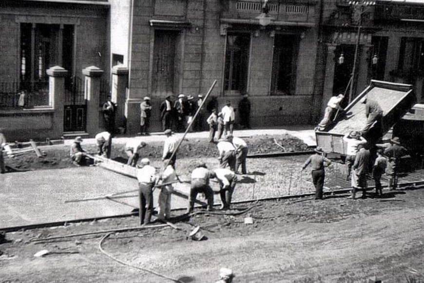 En 1935, pavimentación de la actual Casey. La fotografía, tomada desde la casona de Boyle, muestra la obra y la Escuela N° 496. Foto: Archivo Histórico Digital