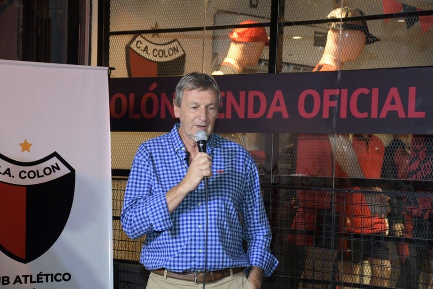 Ilusionado y con firmeza. El "Bicho" Víctor Francisco Godano, presidente del Club Atlético Colón, dio el sí en el lanzamiento de la edición 2025 en Copa Santa Fe. Habló de la importancia del acompañamiento de la gente y de la necesidad de sumar más socios. Foto: Manuel Fabatía