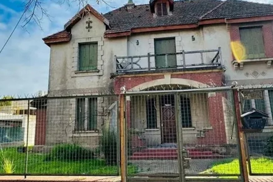 Emblemática residencia de dos plantas y estilo inglés que podría cambiar de manos.