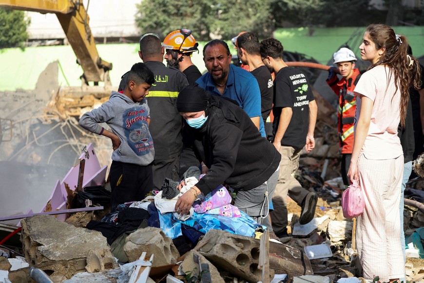 People inspect the site of an Israeli strike, in Beirut southern suburbs, Lebanon, March 28, 2025. REUTERS/Mohamed Azakir