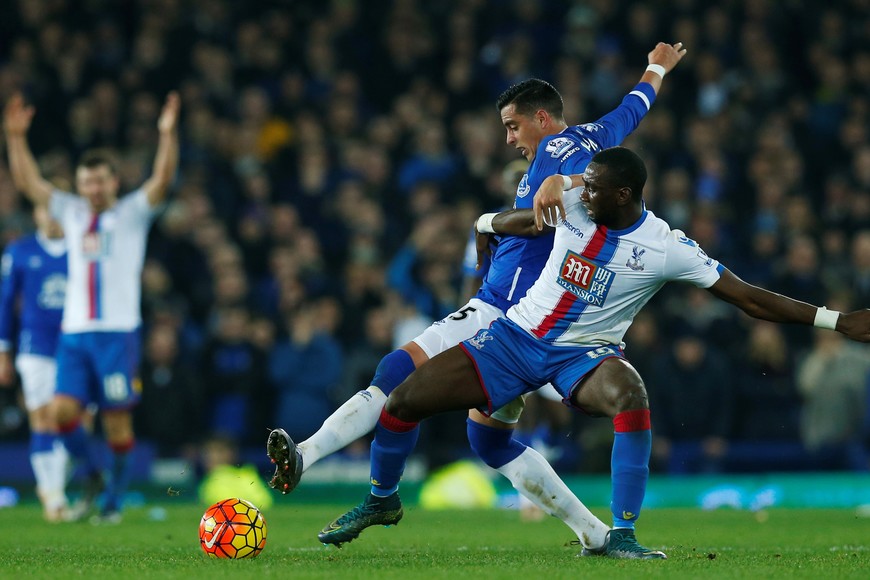 Football Soccer - Everton v Crystal Palace - Barclays Premier League - Goodison Park - 7/12/15
Everton's Ramiro Funes Mori and Crystal Palace's Yannick Bolasie
Reuters / Eddie Keogh
Livepic
EDITORIAL USE ONLY. No use with unauthorized audio, video, data, fixture lists, club/league logos or "live" services. Online in-match use limited to 45 images, no video emulation. No use in betting, games or single club/league/player publications.  Please contact your account representative for further details. inglaterra Ramiro Funes Mori campeonato torneo liga inglesa ingles futbol futbolistas partido Everton Crystal Palace