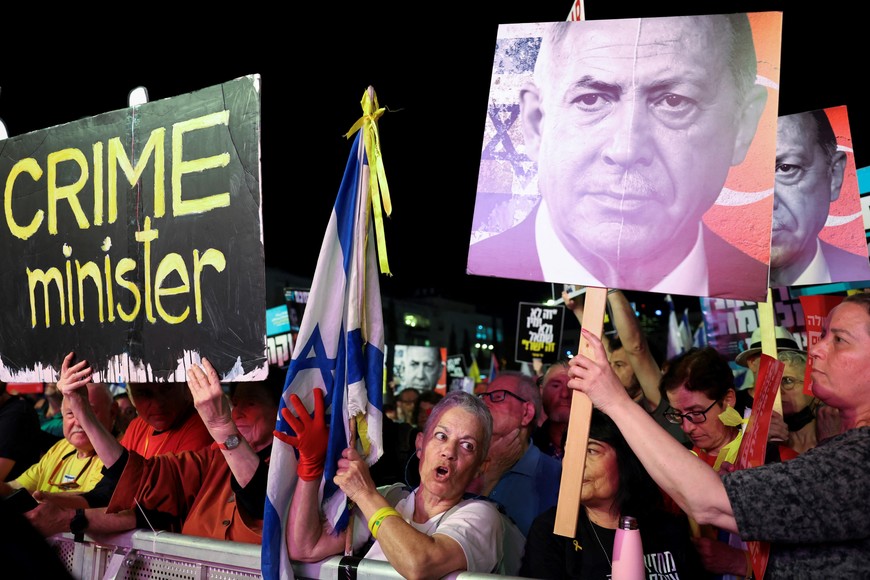 Supporters of Israeli hostages kidnapped during the October 7, 2023 attack on Israel by Hamas, take part in a protest against Israeli government and its head Prime Minister Benjamin Netanyahu and demanding the release of all hostages, in Tel Aviv, Israel, March 27, 2025 REUTERS/Nir Elias