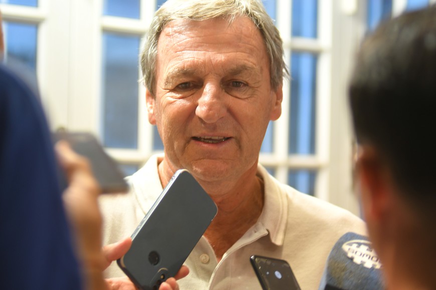 Ilusionado y con firmeza. El "Bicho" Víctor Francisco Godano, presidente del Club Atlético Colón, dio el sí en el lanzamiento de la edición 2025 en Copa Santa Fe. Habló de la importancia del acompañamiento de la gente y de la necesidad de sumar más socios. Foto: Manuel Fabatía