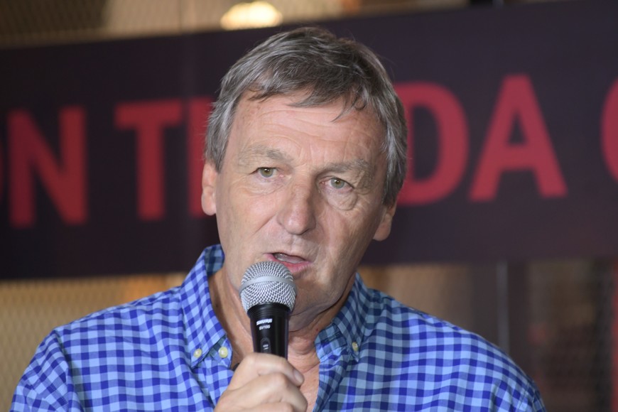 Ilusionado y con firmeza. El "Bicho" Víctor Francisco Godano, presidente del Club Atlético Colón, dio el sí en el lanzamiento de la edición 2025 en Copa Santa Fe. Habló de la importancia del acompañamiento de la gente y de la necesidad de sumar más socios. Foto: Manuel Fabatía