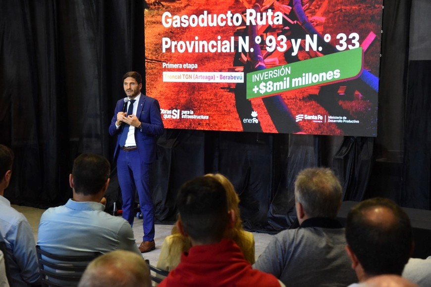 Pullaro firmó el acta de inicio de la primera etapa del Gasoducto del Sur desde Arteaga a Berabevú.