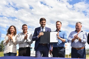Pullaro firmó el acta de inicio de la primera etapa del Gasoducto del Sur desde Arteaga a Berabevú.