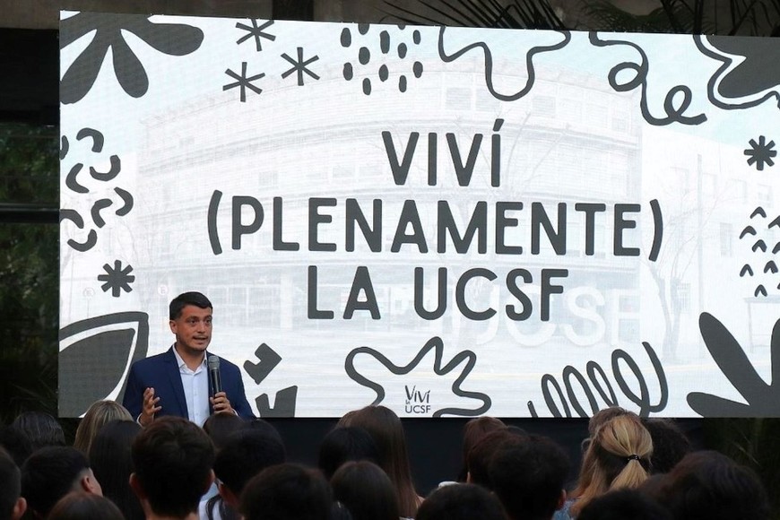 Pablo Petroni en el acto de bienvenida a ingresantes de la UCSF.