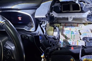 Viajaba con más de 357 millones de pesos ocultos en su auto