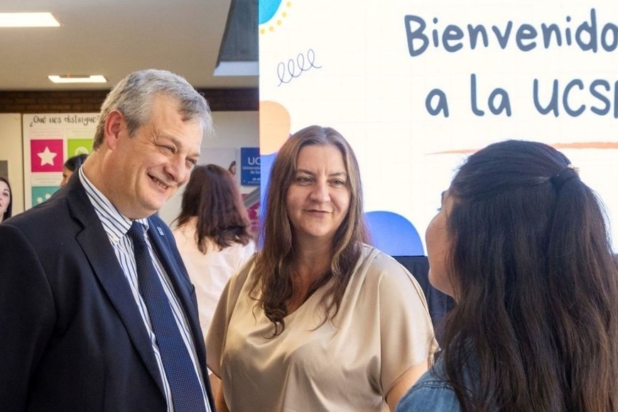 Eugenio Martín De Palma, rector UCSF, y Mónica Berlando, directora de Veterinaria, conversando con una de las ingresantes de la sede San Jerónimo-Reconquista.