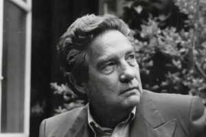 "Paz pone el eje de la poesía en el poema –en sus propias leyes y composición- y no en el poeta".