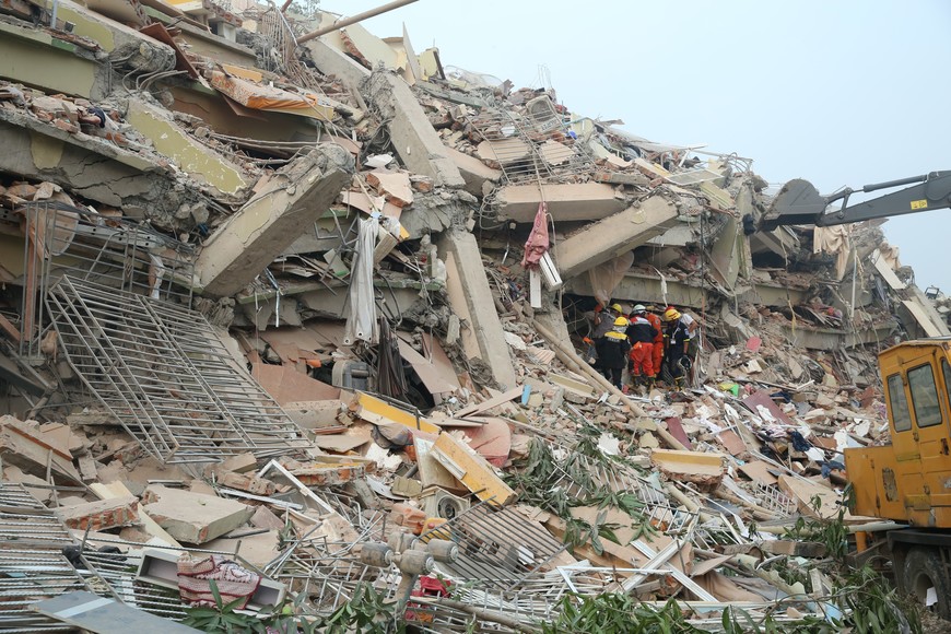 (250330) -- MANDALAY, 30 marzo, 2025 (Xinhua) -- Rescatistas llevan a cabo esfuerzos de socorro a desastres y rescate después de un terremoto, en Mandalay, Myanmar, el 30 de marzo de 2025. Unas 1.700 personas han muerto, 3.400 resultaron heridas y 300 siguen desaparecidas a causa del devastador terremoto de Myanmar, informó el domingo el Consejo de Administración Estatal del país. Varios equipos de rescate chinos se han unido a las labores de socorro junto a sus pares del país del sudeste asiático el viernes. (Xinhua/Myo Kyaw Soe) (rtg) (da)