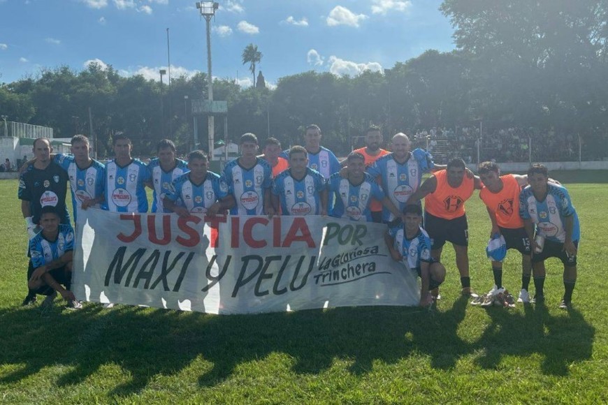 El equipo de 9 de Julio entró a la cancha con una bandera alusiva a los hermanos Ruiz.
