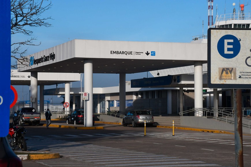 El aeropuerto santafesino fue noticia nacional por un hecho inusual, que se investiga. Foto: Flavio Raina.