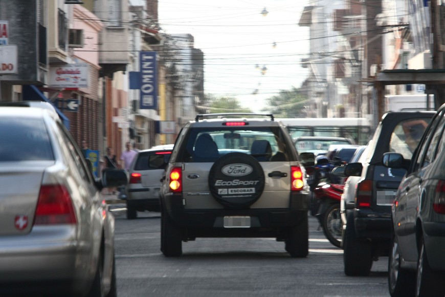 Estacionar en doble fila, una infracción muy común.