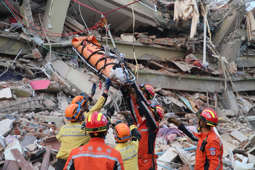 (250331) -- MANDALAY, 31 marzo, 2025 (Xinhua) -- Miembros del Equipo de Búsqueda y Rescate de China y un equipo de rescate civil del Ramunion rescue transfieren conjuntamente a una sobreviviente embarazada en el sitio de un terremoto, en la ciudad de Mandalay, Myanmar, el 31 de marzo de 2025. Rescatistas chinos encontraron en la mañana del lunes a una sobreviviente embarazada en Mandalay, ciudad de Myanmar, afectada por el terremoto del pasado viernes. (Xinhua/Myo Kyaw Soe) (rtg) (ah) (ce)