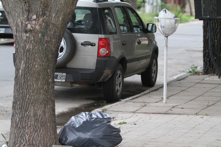 Contar con un cesto en altura es obligatorio en esta capital.