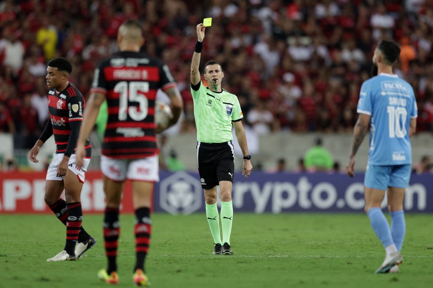 Soccer Football - Copa Libertadores - Group E - Flamengo v Bolivar - Estadio Maracana, Rio de Janeiro, Brazil - May 15, 2024
Bolivar's Bruno Savio is shown a yellow card by referee Andres Matonte REUTERS/Ricardo Moraes