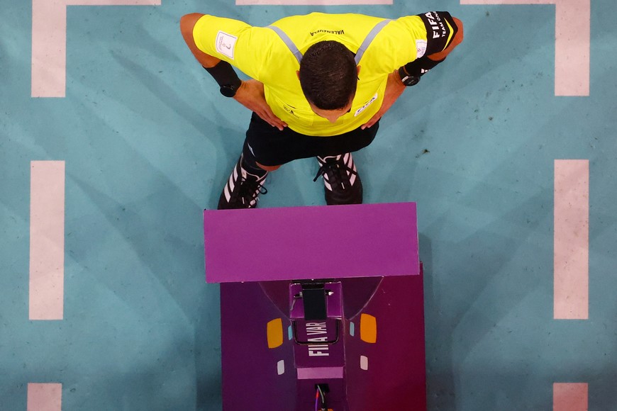 Soccer Football - FIFA World Cup Qatar 2022 - Round of 16 - France v Poland - Al Thumama Stadium, Doha, Qatar - December 4, 2022
Referee Jesus Valenzuela checks the VAR screen before awarding Poland a penalty kick REUTERS/Fabrizio Bensch