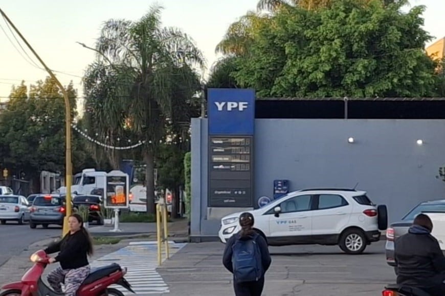 Plena transición de valores en las pizarras de YPF. Crédito: El Litoral