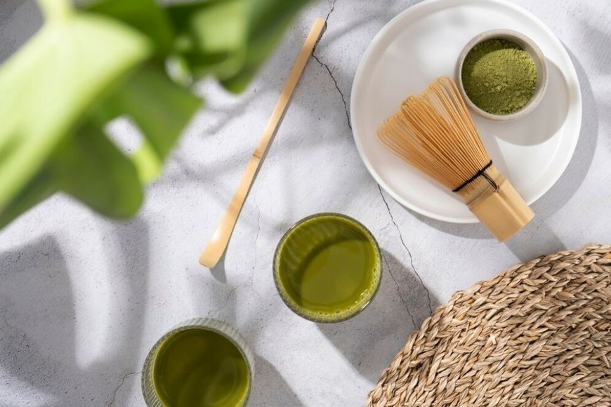 Además de infusiones, el matcha se incorpora fácilmente en recetas dulces y saladas.