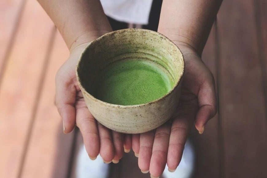 El polvo de matcha se bate con agua caliente para lograr su clásica espuma suave.