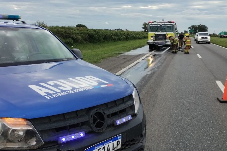 Los bomberos trabajaron para limpiar el camino. Unidad Regional XV.