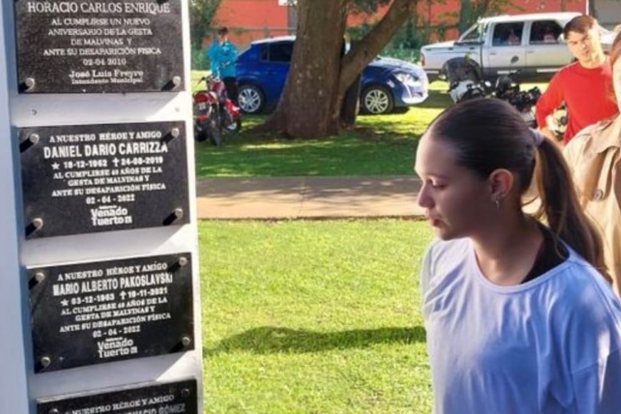 La mirada de Malvina Gómez, clavada en la placa que recordará por siempre a su padre Gabriel Gómez.