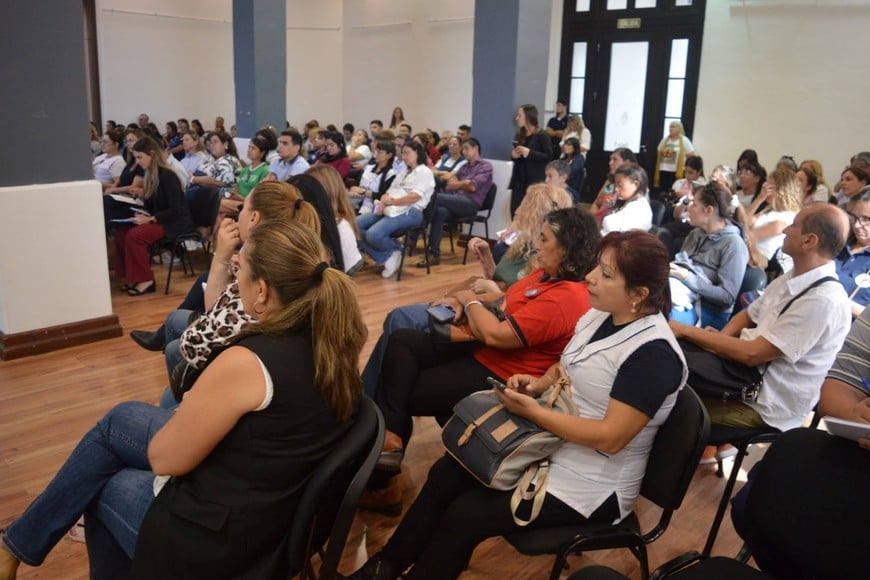 Interés. Muchas docentes de los dos niveles participaron del acto.