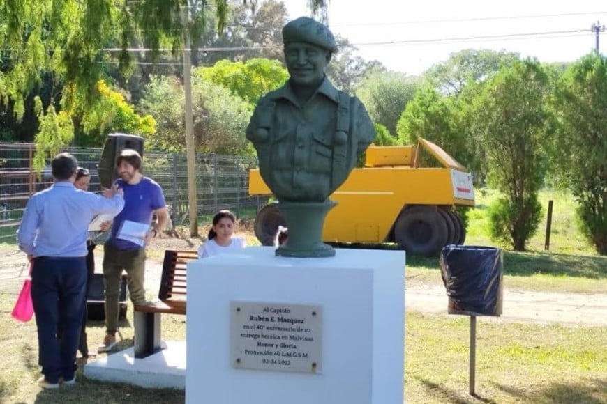 Busto del Cap. PM Rubén Eduardo Márquez, en la Plazoleta Héroes de Malvinas de Coronda.