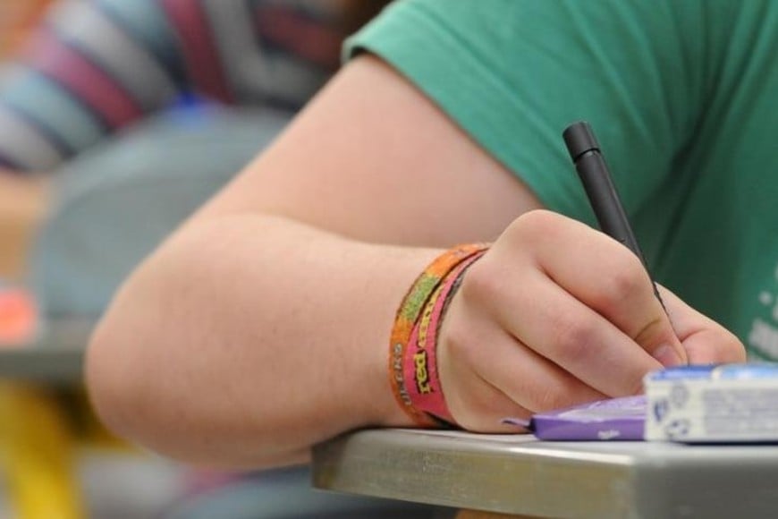 La escritura a mano es relevante para el aprendizaje, según expertos.