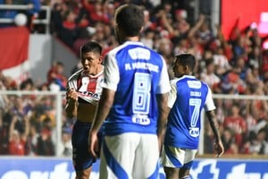Gol de Diego Armando Díaz y su festejo entre jugadores brasileños. Foto: Manuel Fabatía