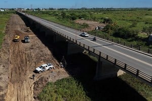 "Lo que estamos haciendo es un pequeño terraplén para poder ir con una chata y con los equipos de captación de suelos", aclaró Seghezzo sobre el movimiento que se ve en el lugar. Crédito: DPV