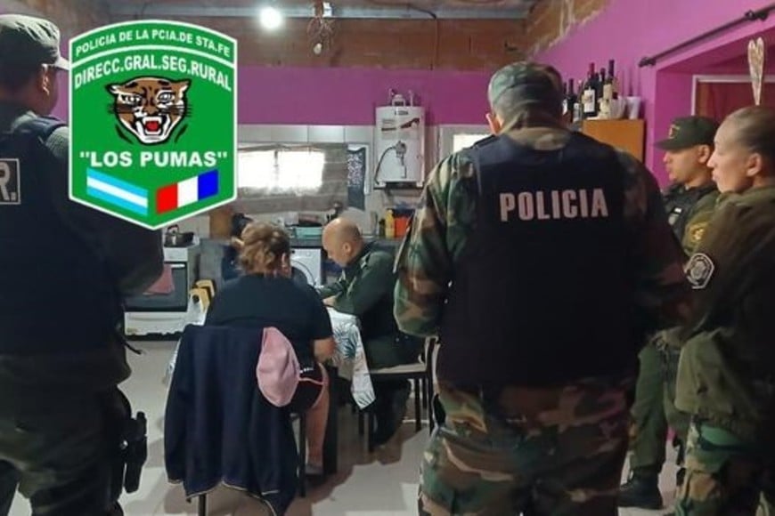 Los agentes en pleno operativo.
