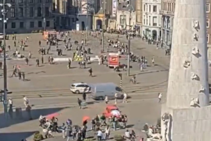 En el momento, "había bastante gente cerca del vehículo" según confirman las imágenes.