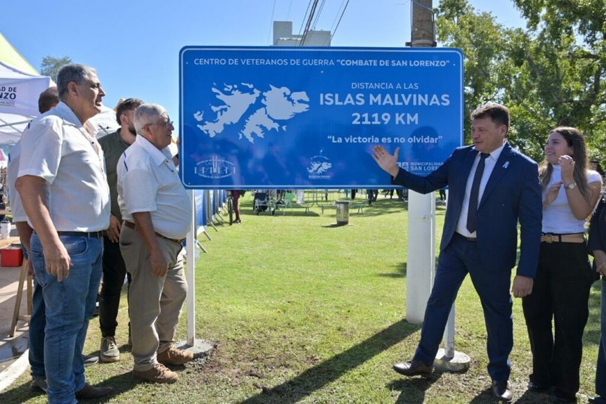 El intendente y los veteranos descubrieron en el Campo de la Gloria un cartel con la inscripción: “Distancia a las Islas Malvinas: 2119 km. La victoria es no olvidar”.
