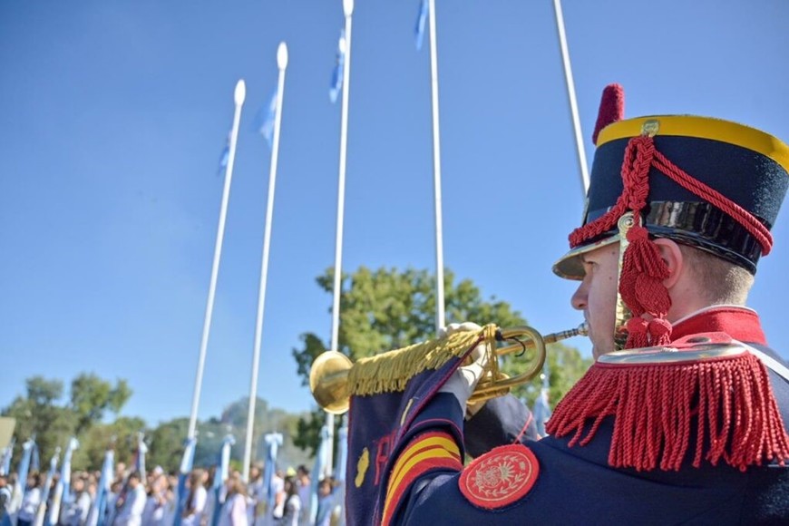 El intendente y los veteranos descubrieron en el Campo de la Gloria un cartel con la inscripción: “Distancia a las Islas Malvinas: 2119 km. La victoria es no olvidar”.
