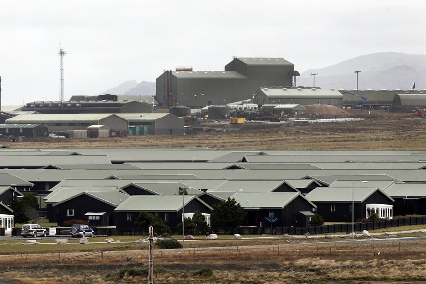 Vista de la base militar británica de Mount Pleasant en el sur de la mayor de las Islas Malvinas.