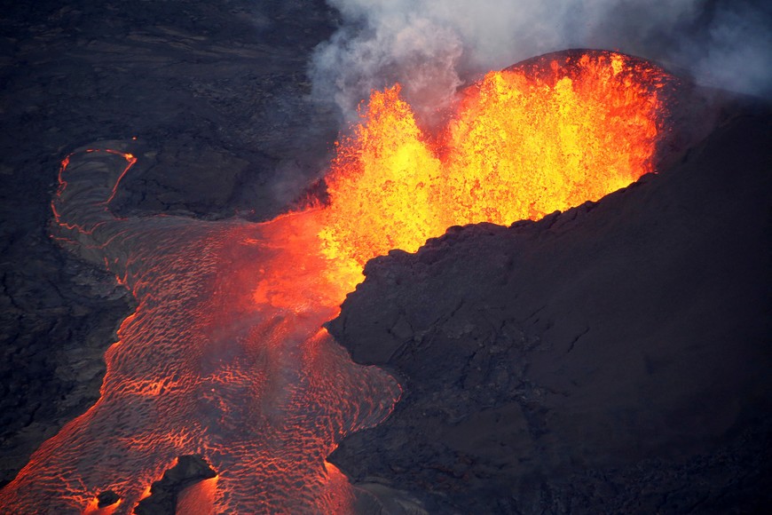 FILE PHOTO: Lava erupts in Leilani Estates during ongoing eruptions of the Kilauea Volcano in Hawaii, U.S., June 5, 2018.  REUTERS/Terray Sylvester/File Photo hawaii  hawaii erupcion volcan Kilauea desastres naturales erupciones volcanes