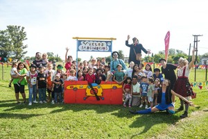 La propuesta artística y de participación ciudadana combina la tradición teatral argentina, el circo contemporáneo y el arte popular de todos los tiempos.