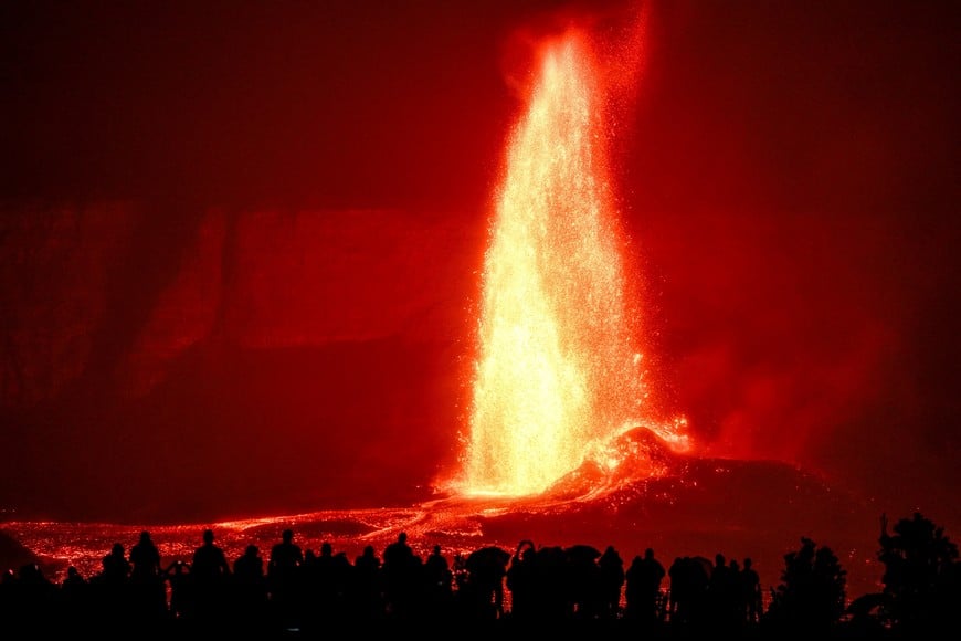 Lava erupts from Halema'uma'u crater within the summit caldera Kaluapele, at the Kilauea volcano in Hawaii, U.S. March 26, 2025. REUTERS/Marco Garcia     TPX IMAGES OF THE DAY