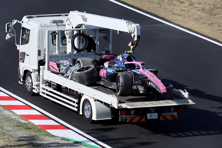 Formula One F1 - Japanese Grand Prix - Suzuka Circuit, Suzuka, Japan - April 4, 2025
The car of Alpine's Jack Doohan is towed away by marshals after his crash during practice REUTERS/Issei Kato