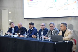 El acto de presentación del plan de obras públicas para las exportaciones desde puertos santafesinos, encabezado por el gobernador Maximiliano Pullaro.
