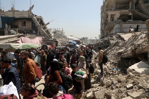 (250403) -- GAZA, 3 abril, 2025 (Xinhua) -- Palestinos que huyen del barrio de Shuja'iyya son vistos en la Ciudad de Gaza, el 3 de abril de 2025. El Ejército israelí pidió a los residentes de algunas áreas del este de la Ciudad de Gaza evacuar y dirigirse a refugios en el oeste de la ciudad. En un comunicado, el portavoz militar israelí, Avichay Adraee, emitió una "advertencia seria y urgente" a los residentes del área de Shuja'iyya y otros barrios. (Xinhua/Rizek Abdeljawad) (jg) (ah) (ce)