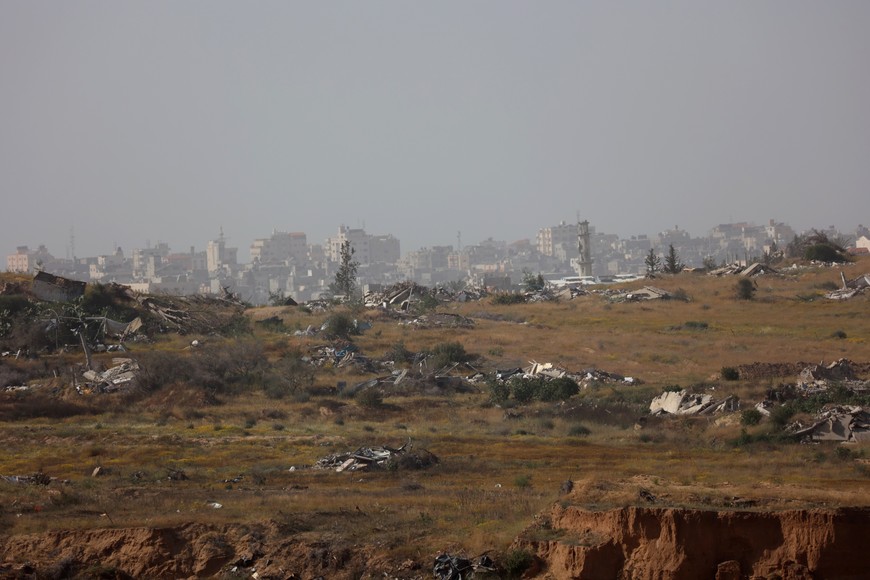 (250403) -- FRONTERA ISRAEL-GAZA, 3 abril, 2025 (Xinhua) -- Imagen del 3 de abril de 2025 de edificios destruidos en la Franja de Gaza, vistos desde la frontera sur de Israel con Gaza. El Ejército israelí anunció el jueves que ha entrado en una "nueva fase" de su ofensiva en Gaza, intensificando las operaciones que han causado la muerte de más de 250 personas identificadas como militantes o afiliadas a Hamás desde mediados de marzo, mientras que funcionarios de salud palestinos informaron de un mayor número de muertos. El portavoz de las Fuerzas de Defensa de Israel, Effie Defrin, declaró que las fuerzas israelíes han llevado a cabo más de 600 ataques en Gaza desde la reanudación de las operaciones el 18 de marzo, tras el colapso del alto el fuego. (Xinhua/Gil Cohen Magen) (da) (ra) (vf)