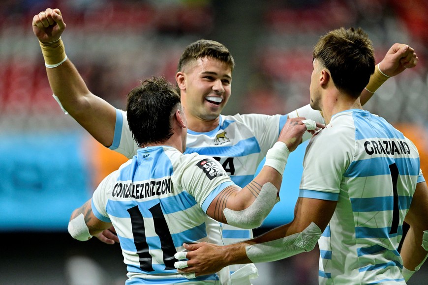 Rugby Union - HSBC Sevens - Argentina v South Africa - Men's Cup Final - Vancouver - BC Place, Vancouver, Canada - February 23, 2025
Argentina's Luciano Gonzalez celebrates with teammates after winning the Final REUTERS/Jennifer Gauthier