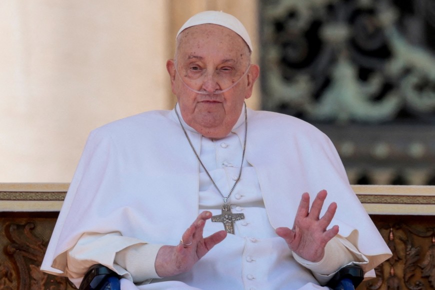 Pope Francis gestures as he appears for the first time since his return to the Vatican, in Saint Peter square, at the Vatican, April 6, 2025. REUTERS/Remo Casilli     TPX IMAGES OF THE DAY