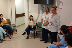 La flamante psicomotricista con su equipo en el hospital del Este "Eva Perón", en una capacitación en cuidados paliativos.
