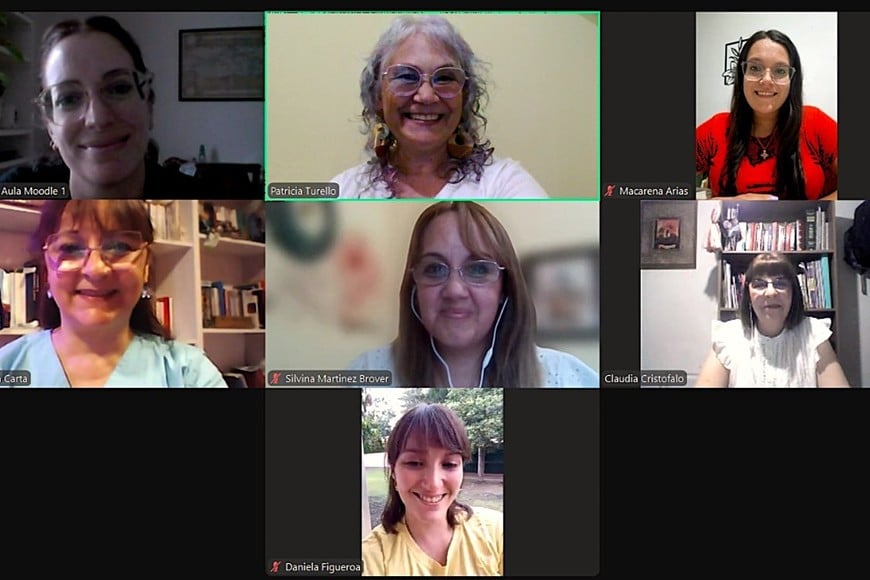 Claudia Cristófalo en la defensa virtual de su trabajo final de la licenciatura (segunda fila a la derecha).