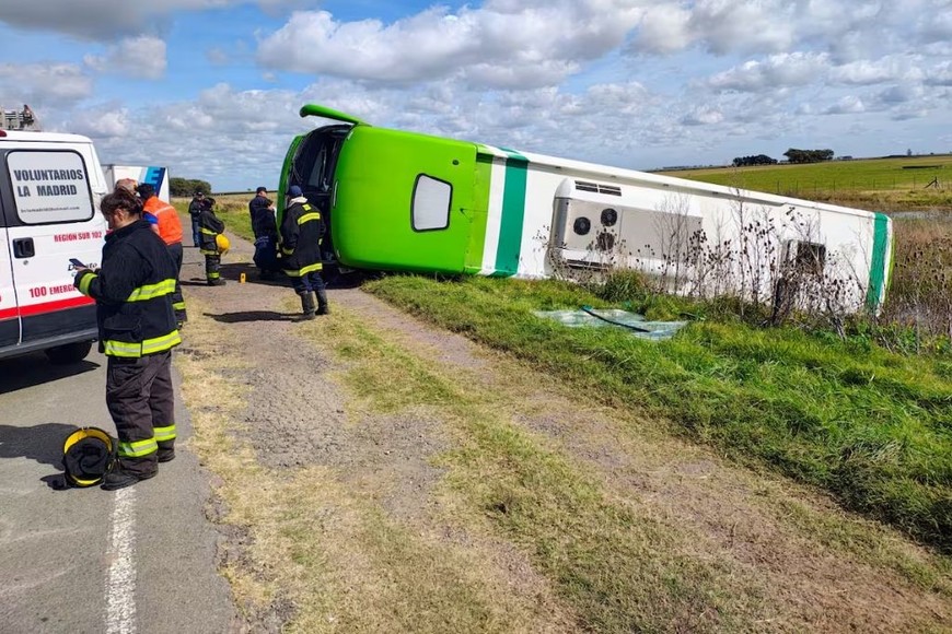 El micro quedó volcado a un costado de la ruta.