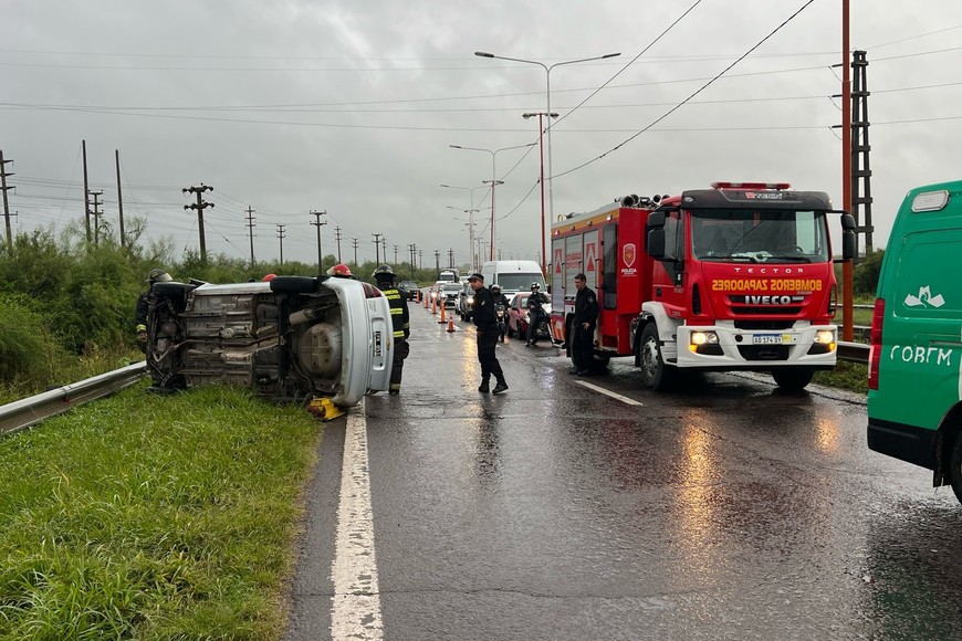 Así quedó el automóvil que volcó sobre Circunvalación